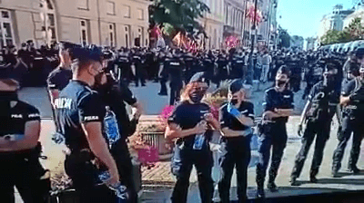 Polizisten trinken Chlordioxid aus der Wasserflasche